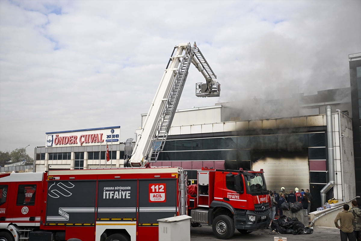 Başkentte sanayi sitesindeki iş yerinde çıkan yangın söndürüldü