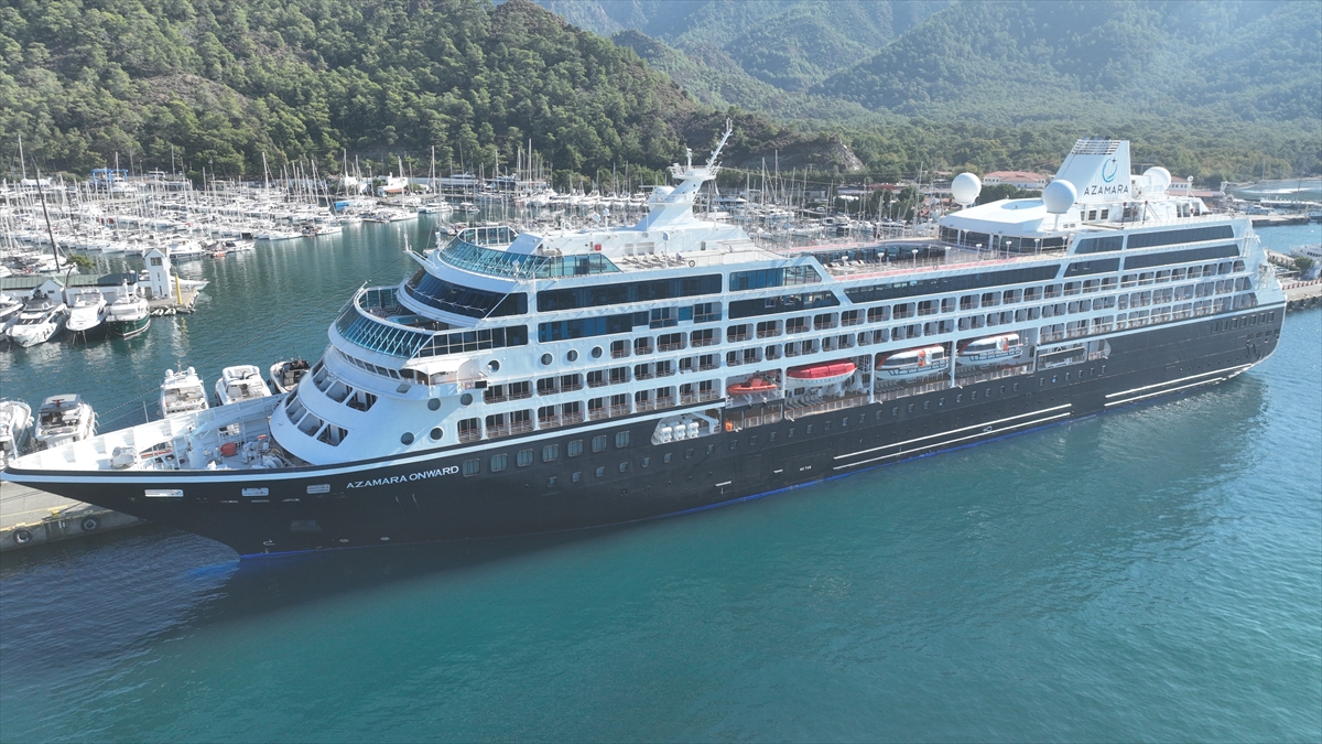 "Azamara Onward" kruvaziyeri Marmaris'e 650 turist getirdi