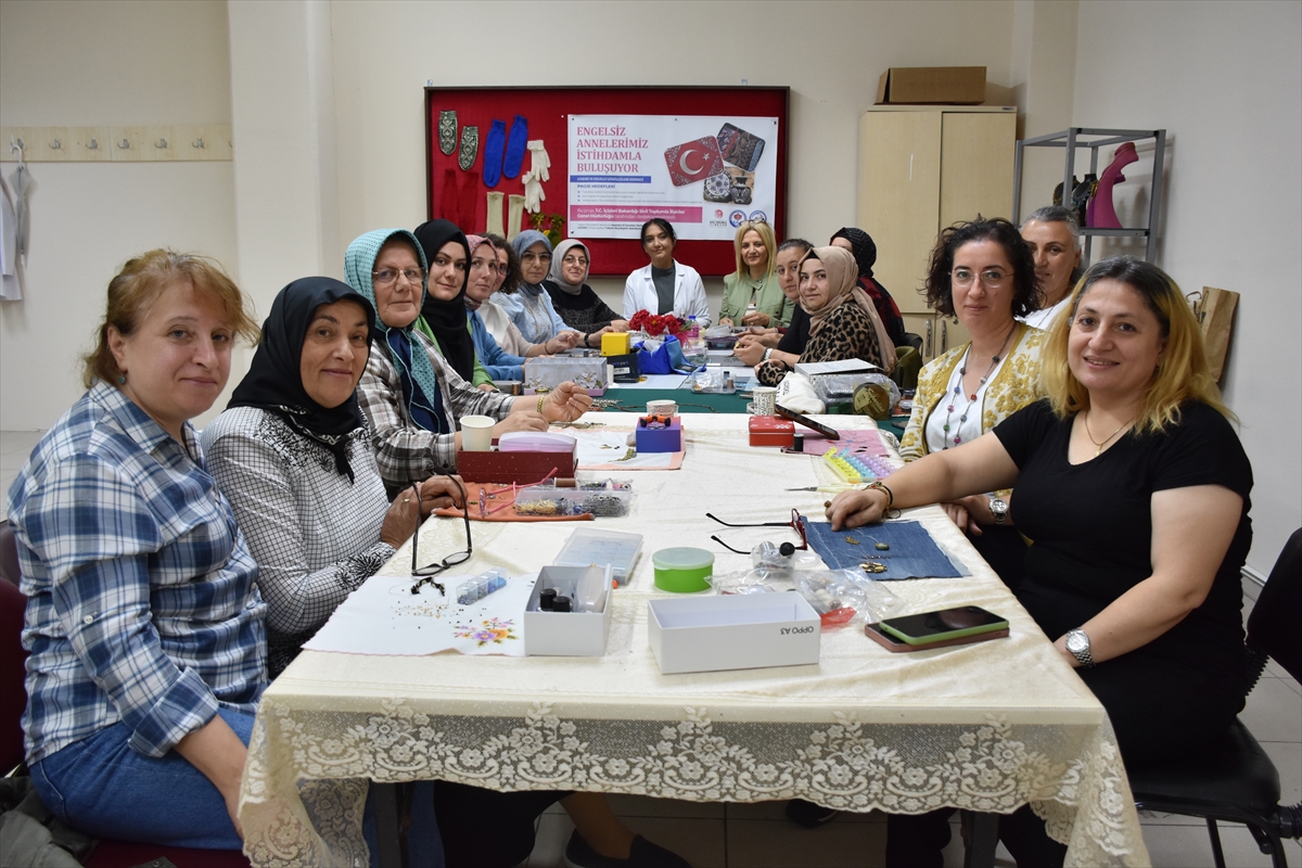 Özel gereksinimli bireylerin anneleri takı tasarımının inceliklerini öğreniyor