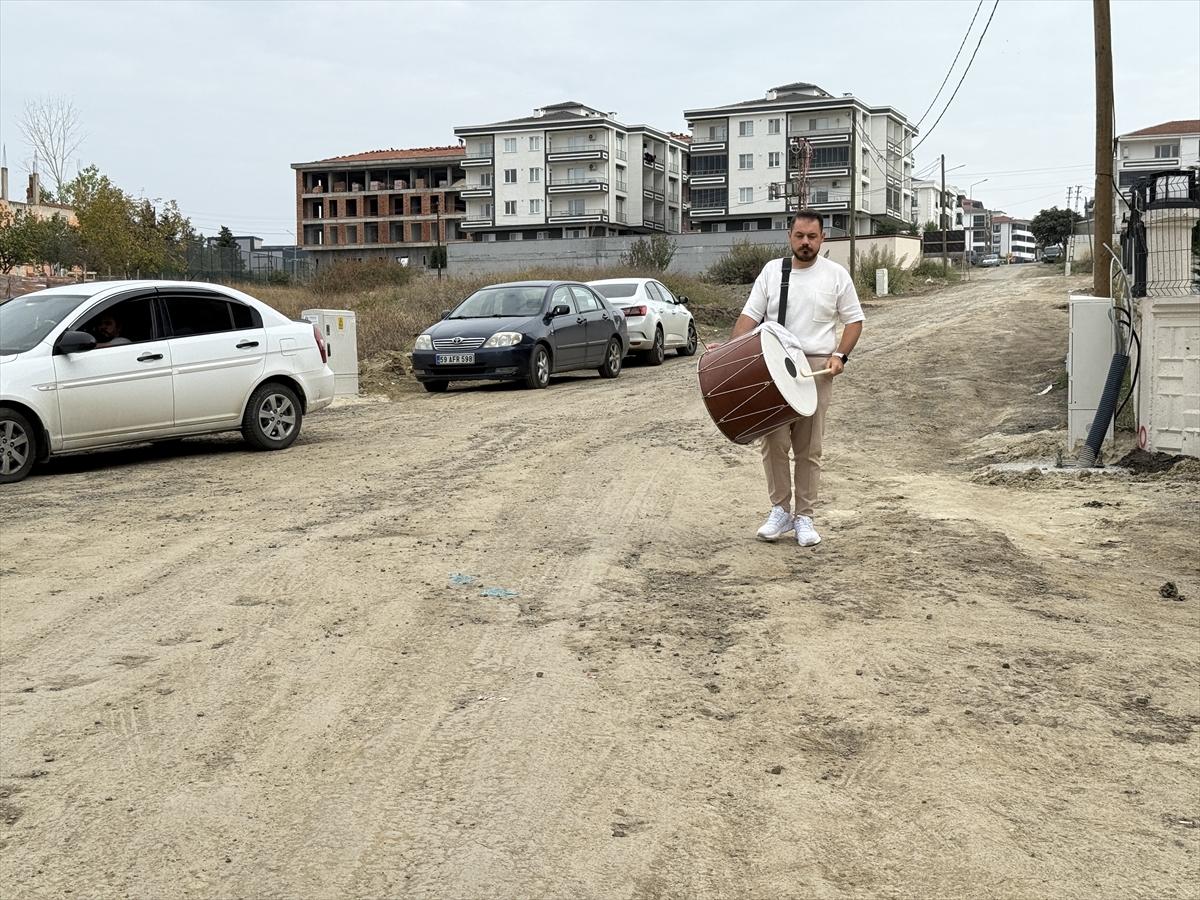 Tekirdağlı müzisyen bozuk yolları davul çalıp mani söyleyerek protesto etti