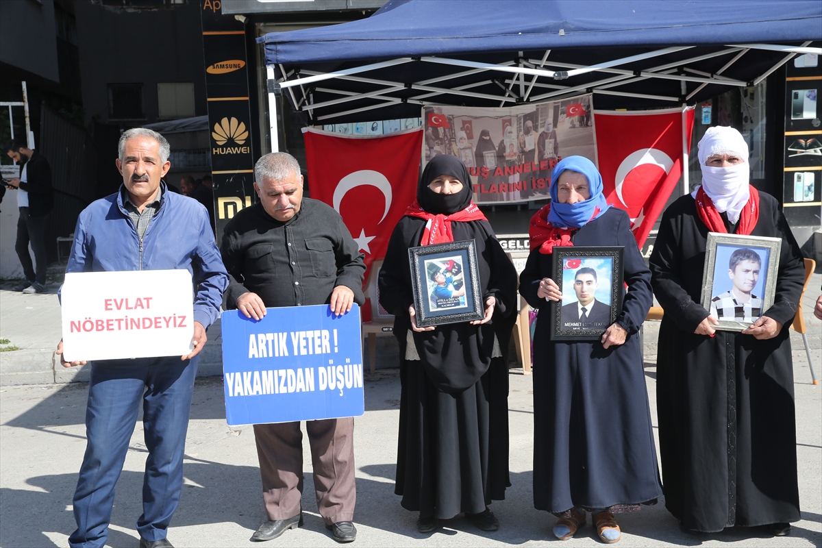 Muş'ta evlatlarına kavuşmak isteyen aileler, DEM Parti önündeki eylemlerini sürdürdü