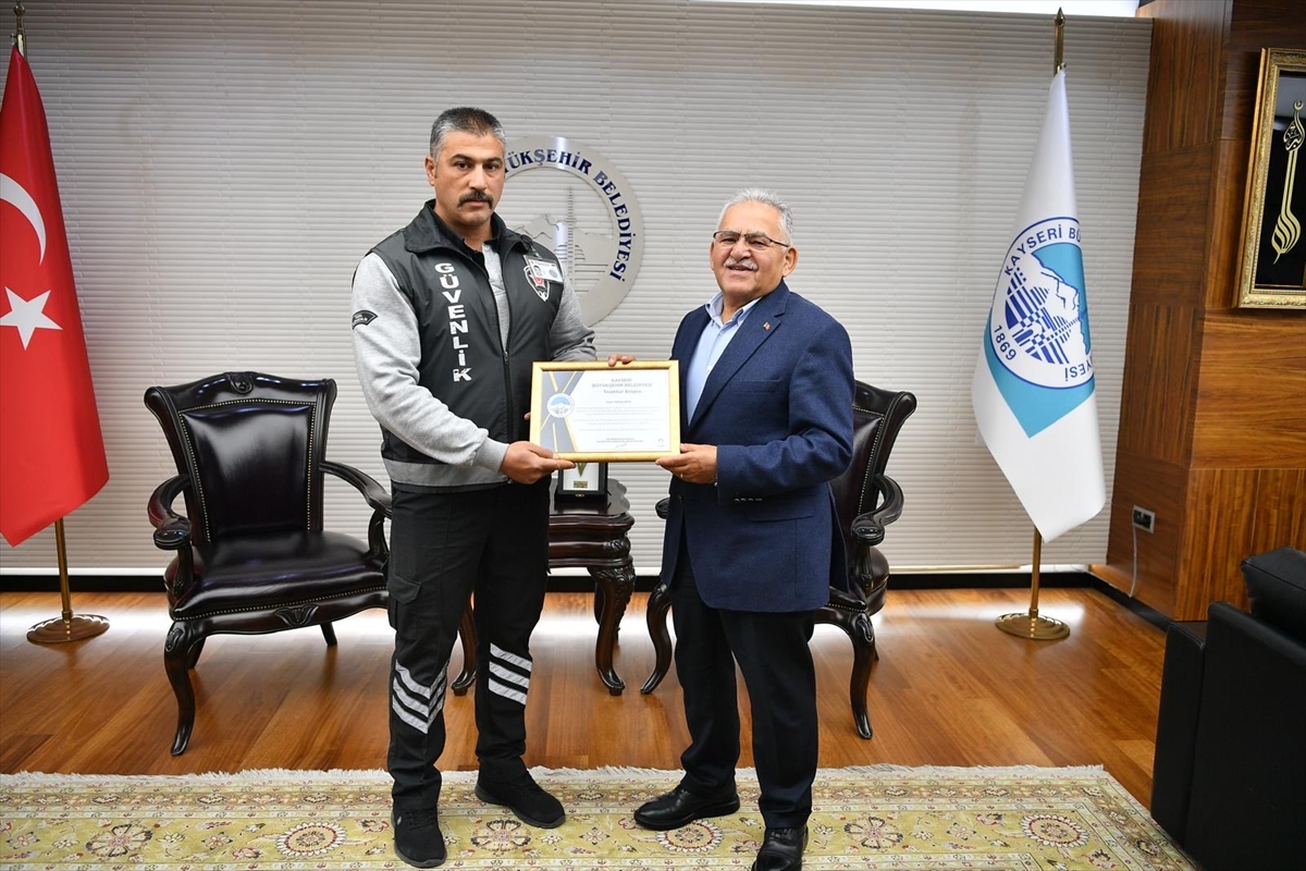 Kayseri'de tramvayın yolcuya çarpmasını önleyen güvenlik görevlisi ödüllendirildi