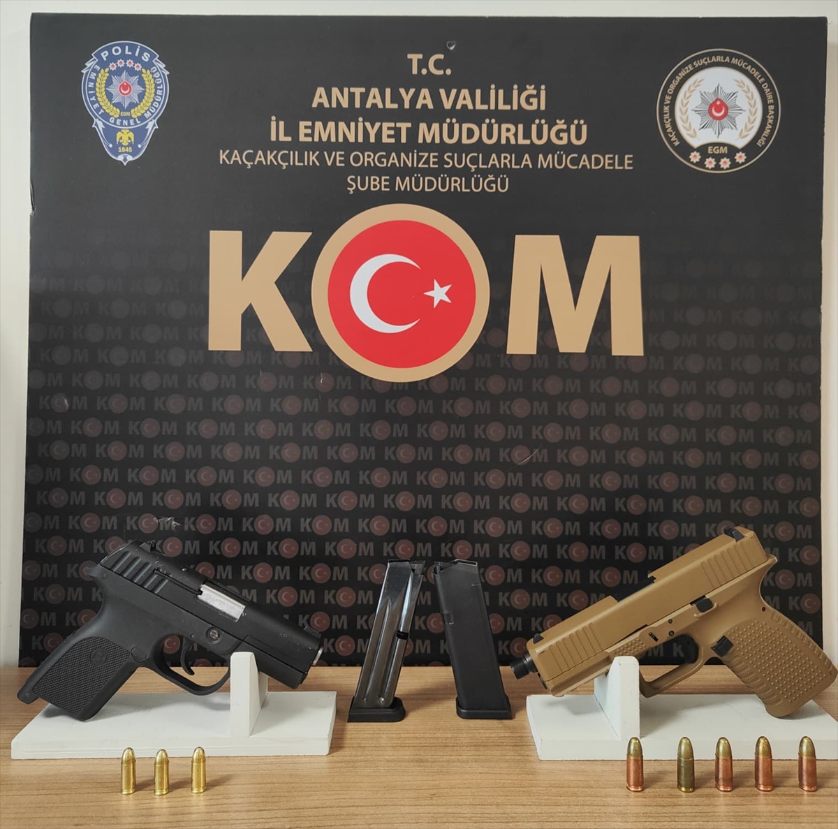 Antalya'da silahlı suç örgütü operasyonunda yakalanan 5 zanlı tutuklandı