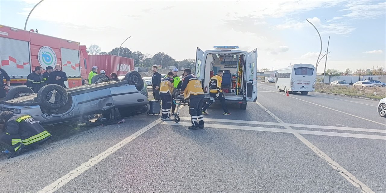 Çerkezköy’de bariyere çarpan otomobil devrildi: Sürücü yaralandı