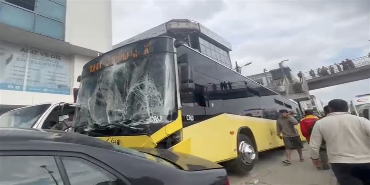 Çekmeköy’de özel halk otobüsü zincirleme kazaya karıştı: 4 yaralı