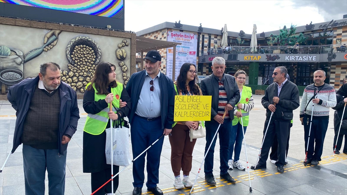 Çorum'da görme engelliler "beyaz baston farkındalığı" için yürüdü