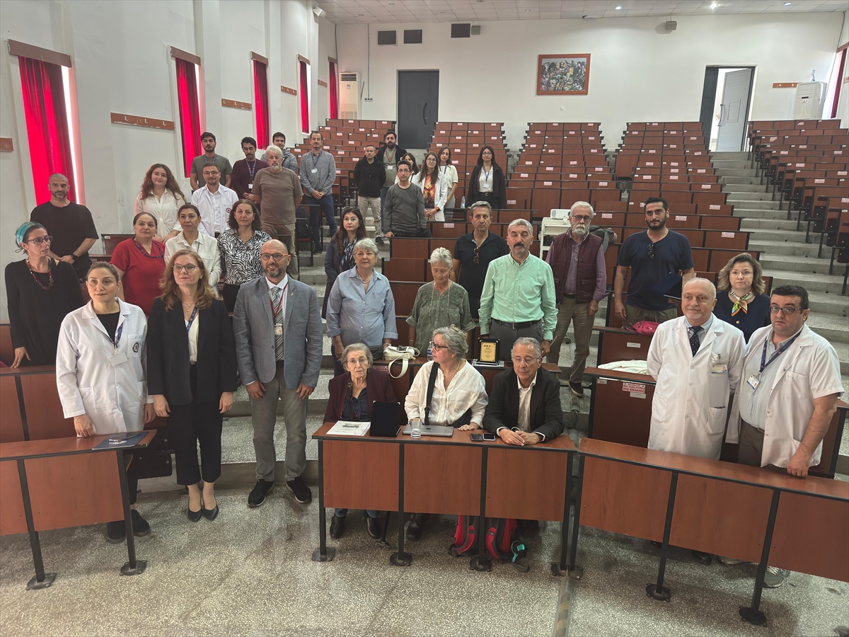İzmir'de kadavra bağışçılarının ailelerine teşekkür plaketi verildi