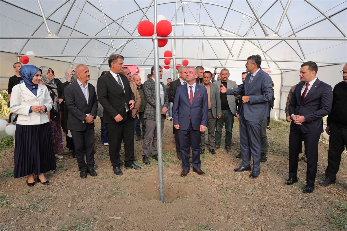 Hakkari'de kurulumu tamamlanan 18 sera, üretici kadınlara teslim edildi
