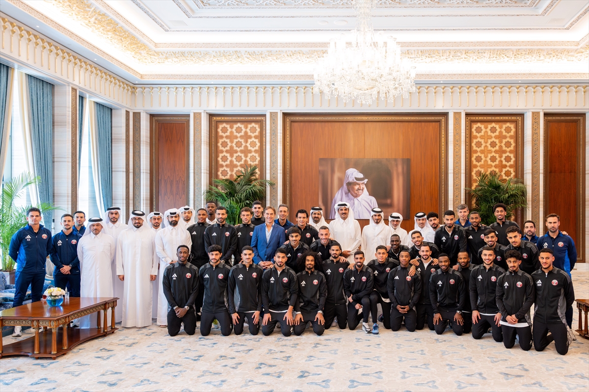 Katar Emiri Al Sani, Dünya Kupası'na katılmaya hak kazanan Katar Milli Futbol Takımı'nı kabul etti