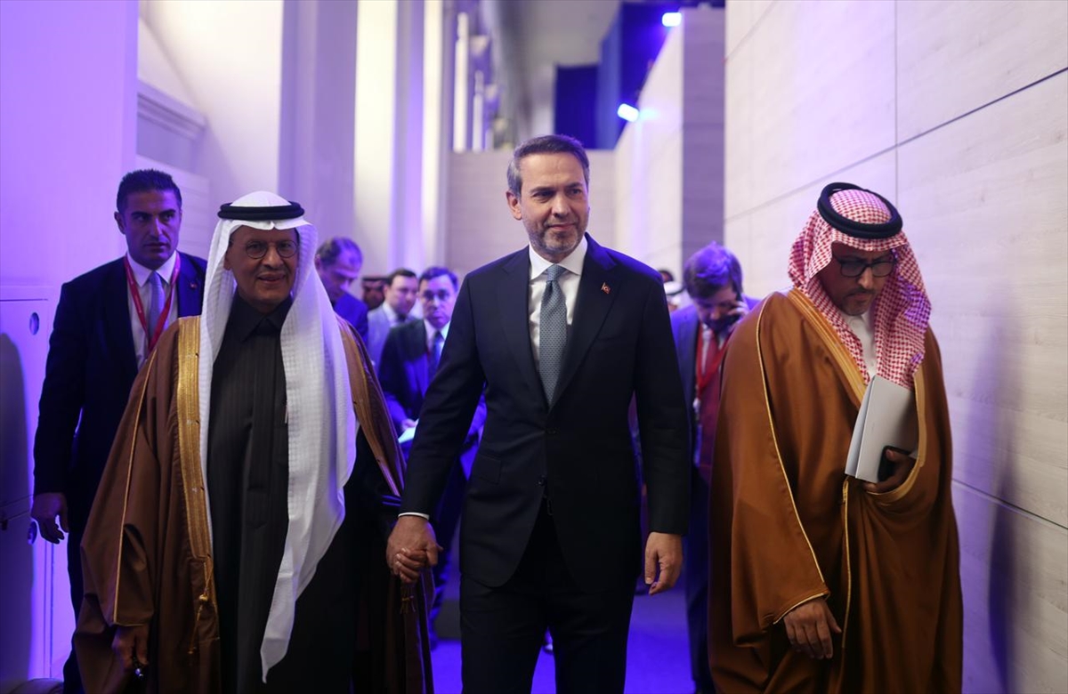 Enerji Bakanı Bayraktar, Rus, Macar, Vietnamlı ve Suudi Arabistanlı bakanlarla görüştü