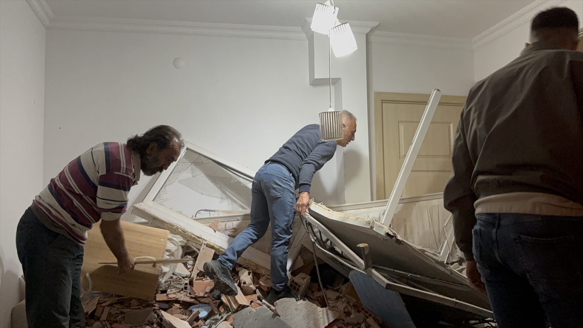 İzmir'de freni boşalan kamyonun eve çarpma anı güvenlik kamerasında