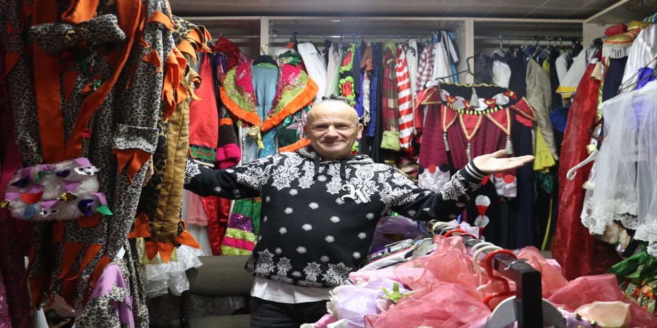 Zonguldaklı tiyatrocu Şenol Dönmez, atık malzemelerden sahne kostümü üretiyor