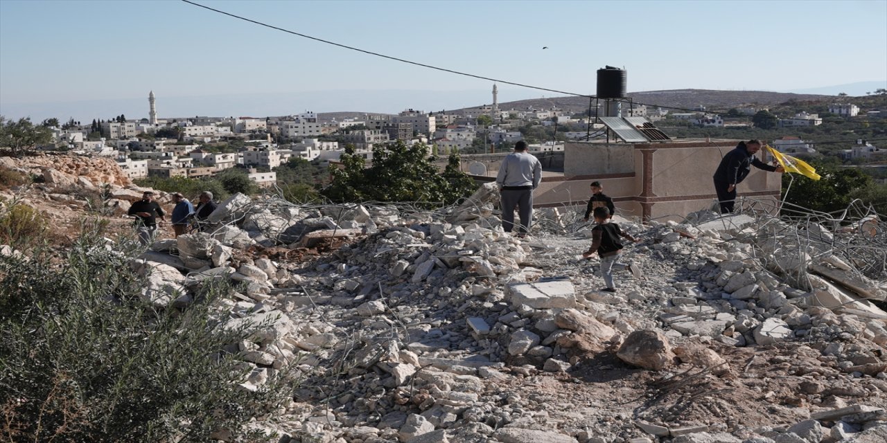 İsrail ordusu, Batı Şeria’da Filistinli bir ailenin evini "ruhsatsız" olduğu gerekçesiyle yıktı