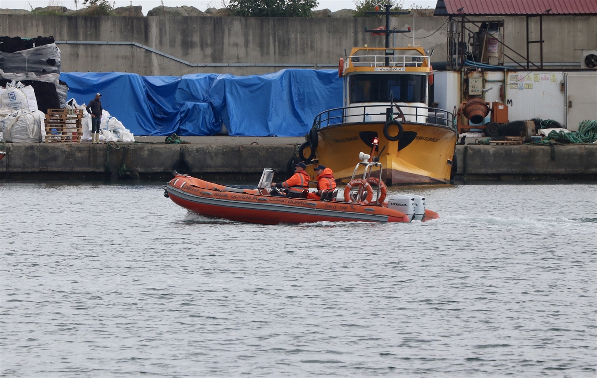 Trabzon'da kullandığı tekneden denize düşerek kaybolduğu iddia edilen balıkçı aranıyor