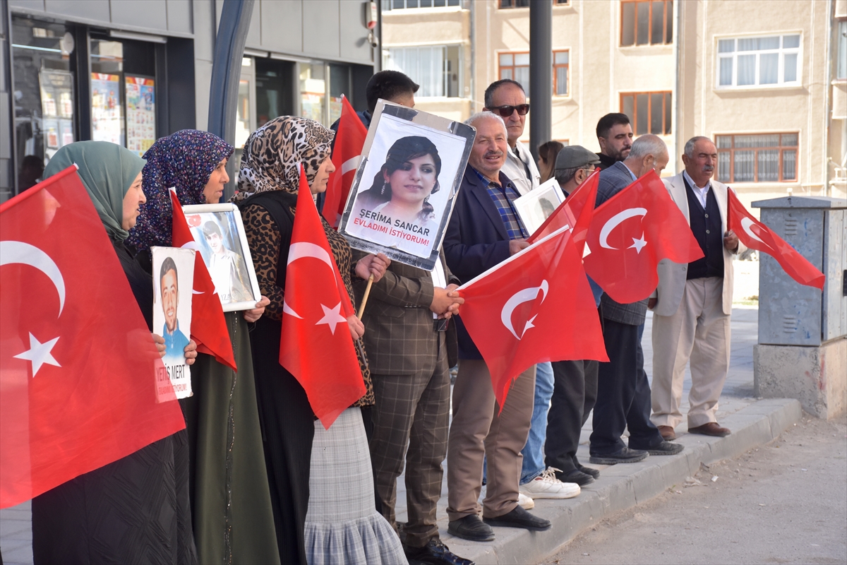 Vanlı aileler, DEM Parti İl Başkanlığı önündeki eylemlerini sürdürdü