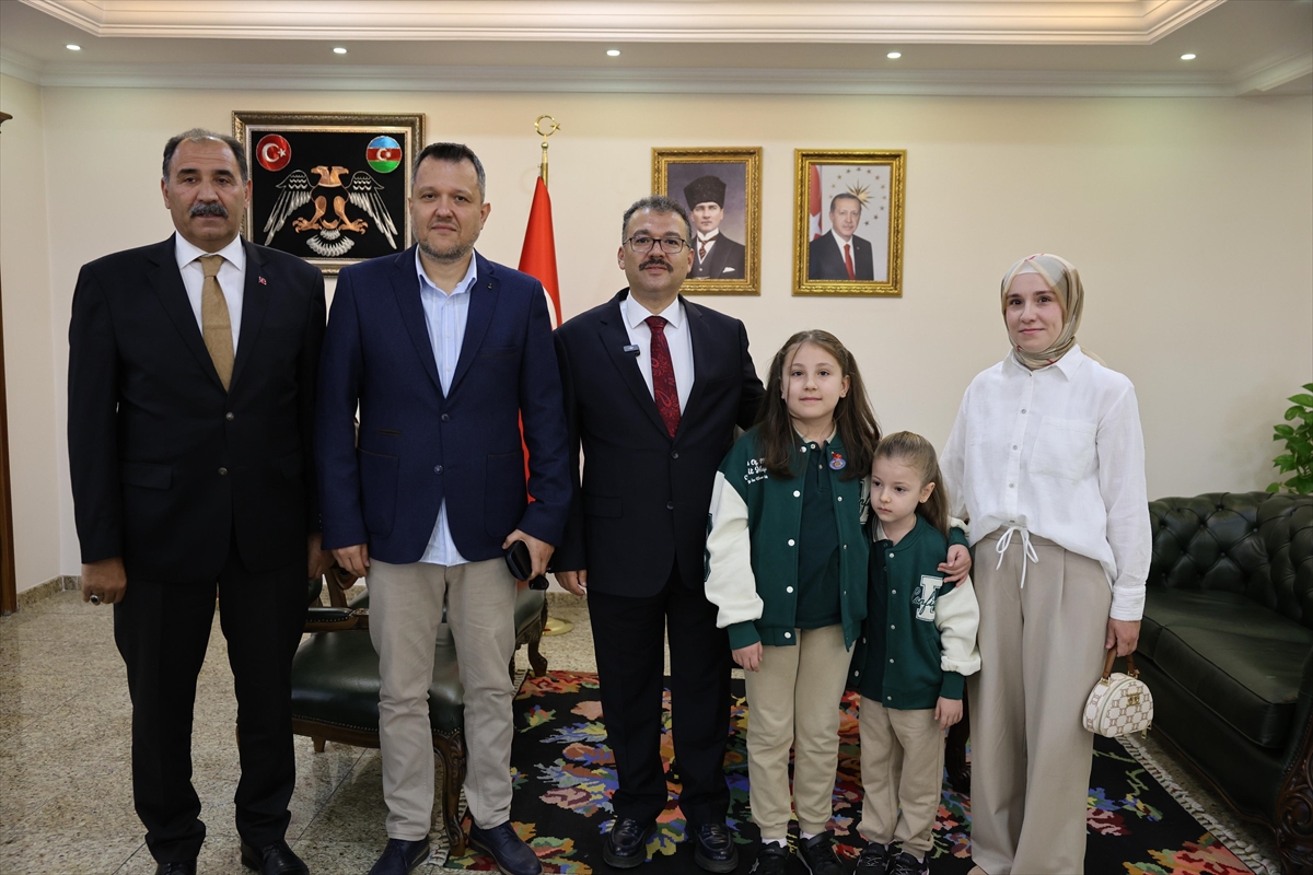 Yağmur altında İstiklal Marşı'nı okuyan ilkokul öğrencisine Iğdır Valisi Turan'dan ödül