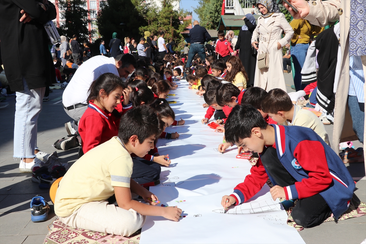 Siirt'te 1500 öğrencinin katılımıyla "Aile" temalı resim şenliği düzenlendi