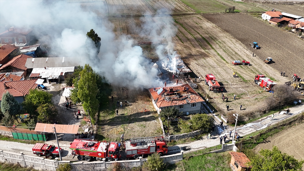 Kütahya'da odunlukta başlayıp ev ile bahçedeki araçlara sıçrayan yangın söndürüldü