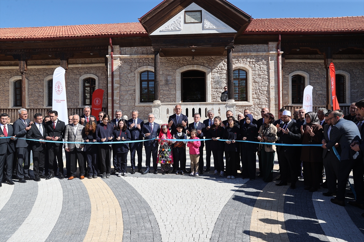 Halk kütüphanelerini çok işlevli merkezler haline getiriyoruz