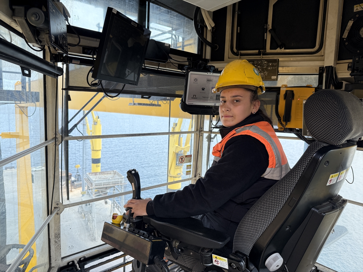 Tekirdağ'da 21 yaşındaki Şifa Çuhadar limanda vinç operatörü olarak görev yapıyor