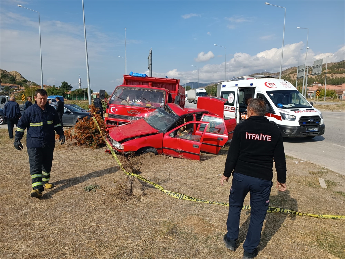 Çorum'da kamyonetle çarpışan otomobilin sürücüsü öldü