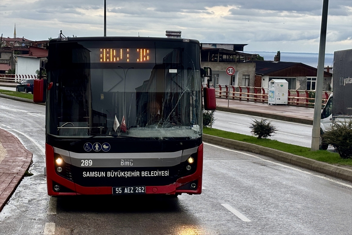 Samsun'da kamyonet ile çarpışan halk otobüsündeki 2 yolcu yaralandı