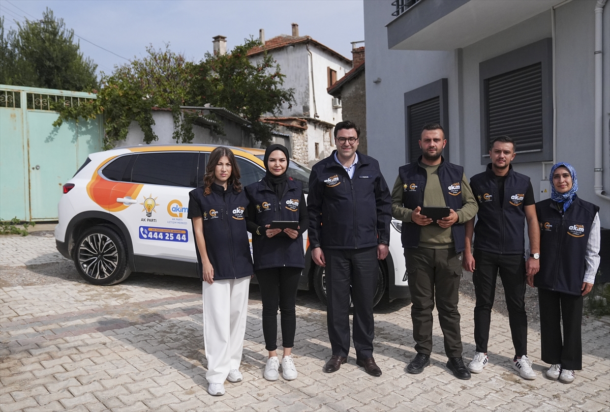 Mobil AK Parti İletişim Merkezi ekibi İzmir'de kırsal mahalleleri ziyaret etti