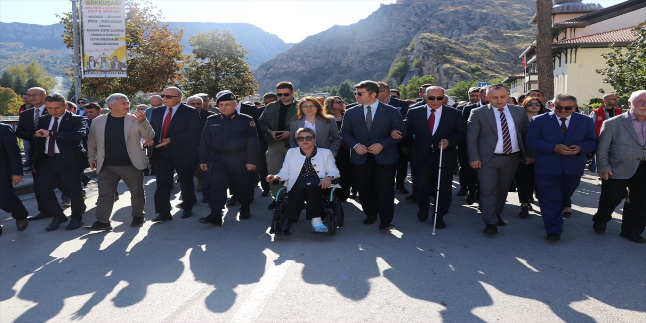 Amasya’da “Görme Engelliler İçin Yürüyoruz” etkinliği: Katılımcılar gözlerini bağlayarak farkındalık yaşadı
