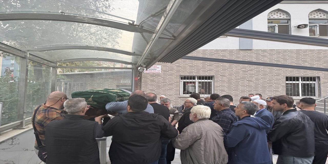 İzmir'de kocası tarafından öldürülen kadının cenazesi defnedildi