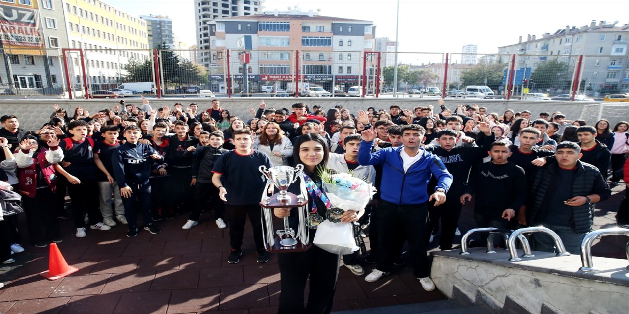 Dünya şampiyonu Elif Ceren’e okulunda sürpriz karşılama