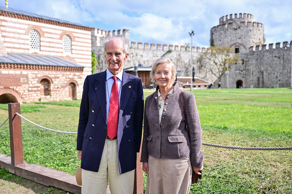 Kont Nikolai Tolstoy, İstanbul'da Yedikule Hisarı'nı gezdi