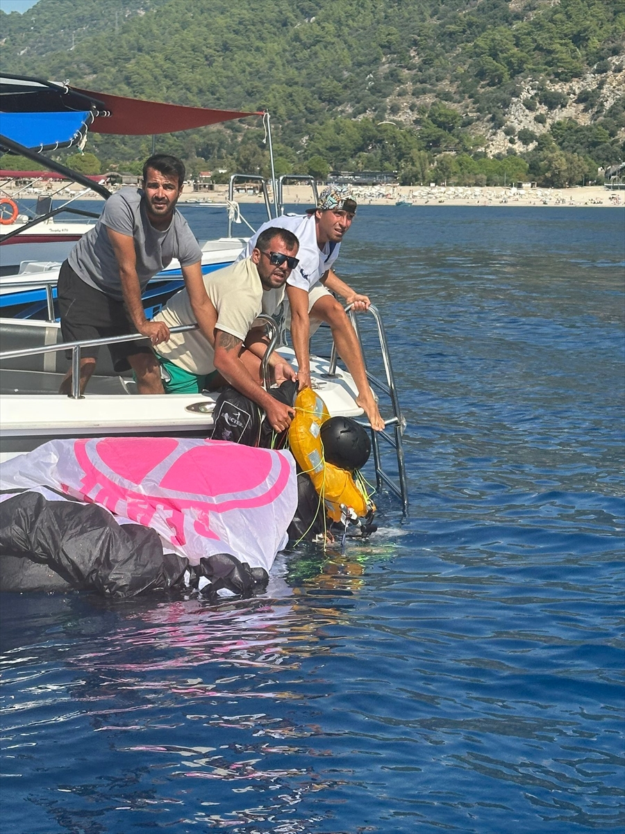 Fethiye'de denize düşen yamaç paraşütü pilotu ağır yaralandı