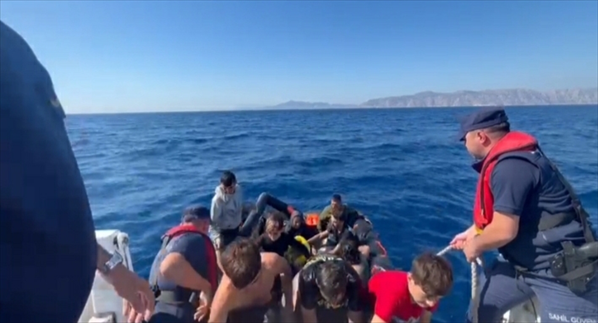 Marmaris açıklarında 22 düzensiz göçmen kurtarıldı