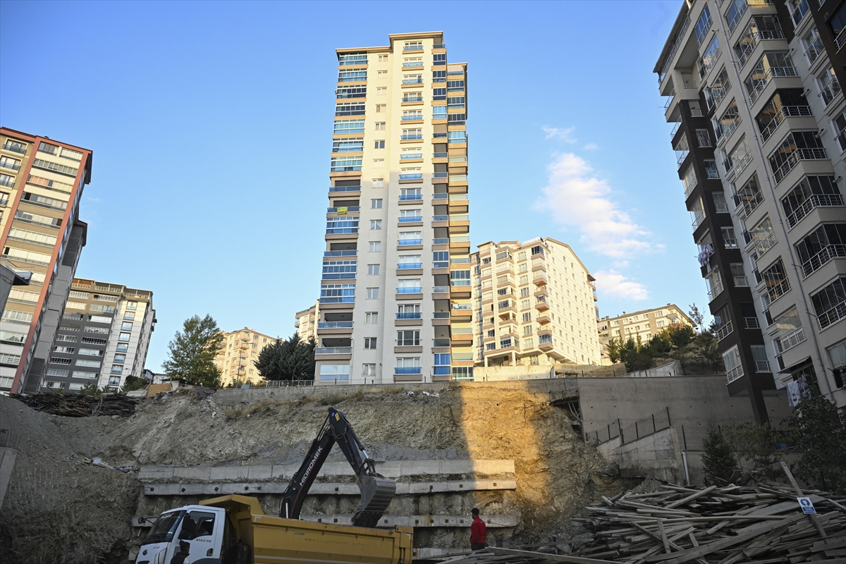 Ankara'da bir inşaatın temel çalışması sırasında bitişiğindeki 17 katlı binanın çevresinde kayma yaşandı