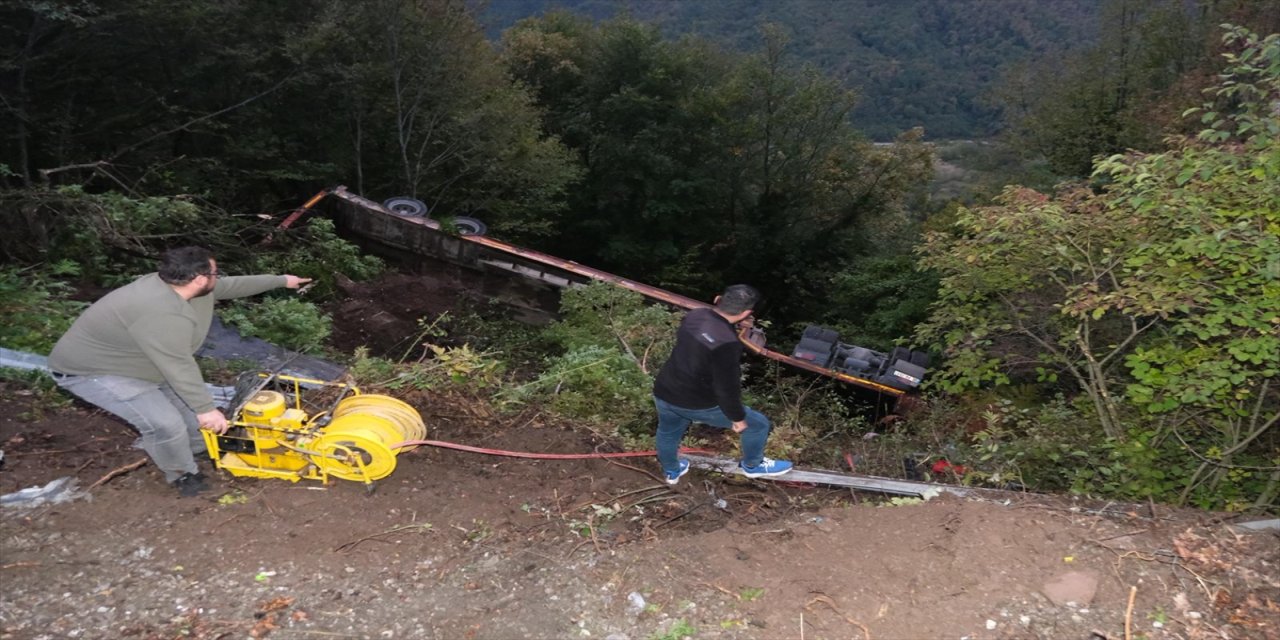 Kastamonu’da şarampole devrilen tırın sürücüsü 2 saatte kurtarıldı