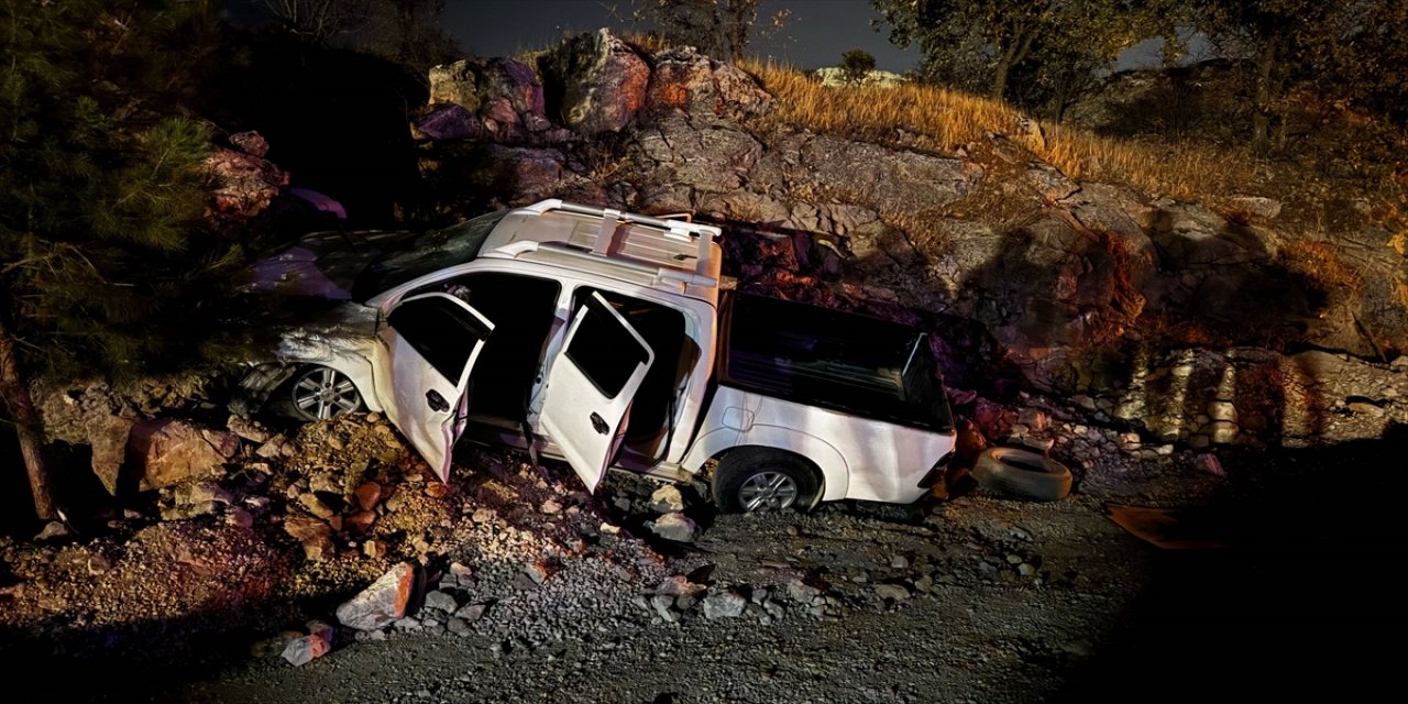 Mardin’de kazada sıkışan sürücü, tatbikattan dönen UMKE ekibince kurtarıldı