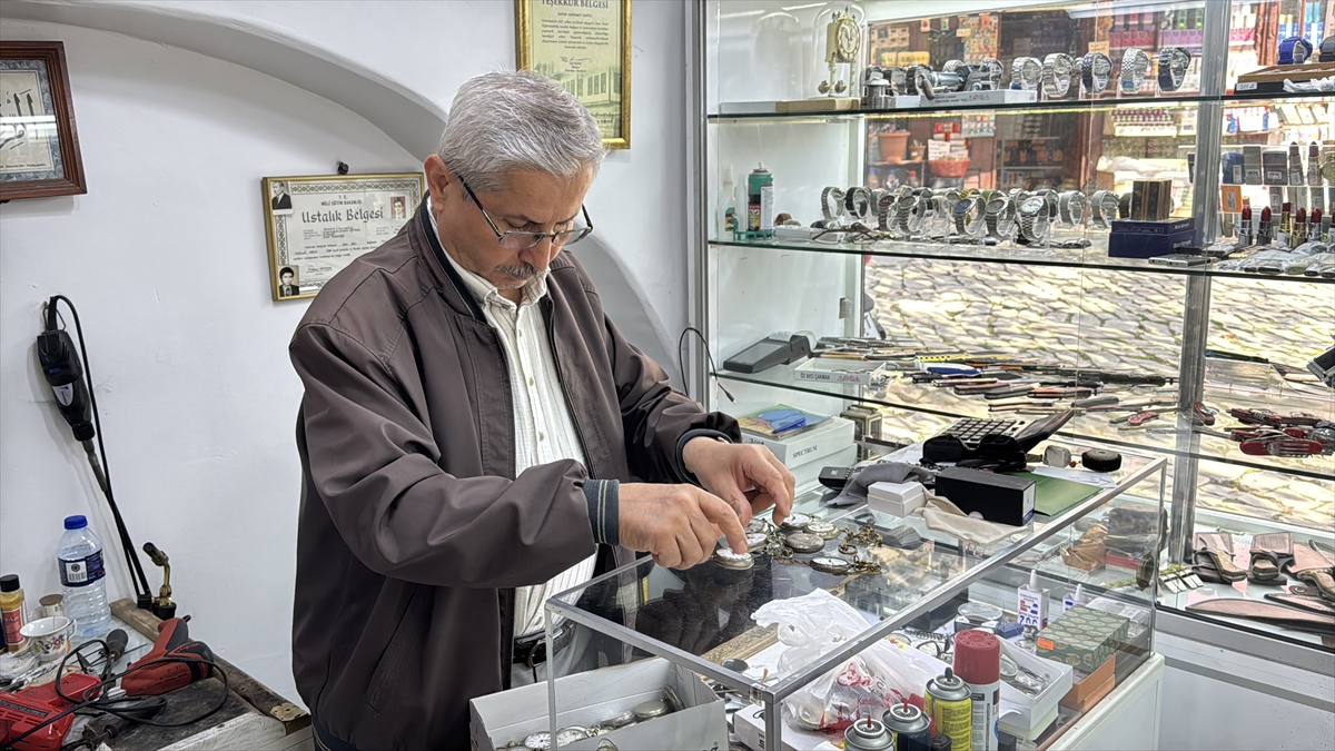 Karabüklü saat tamircisi yarım asırdır saatleri ayarlıyor