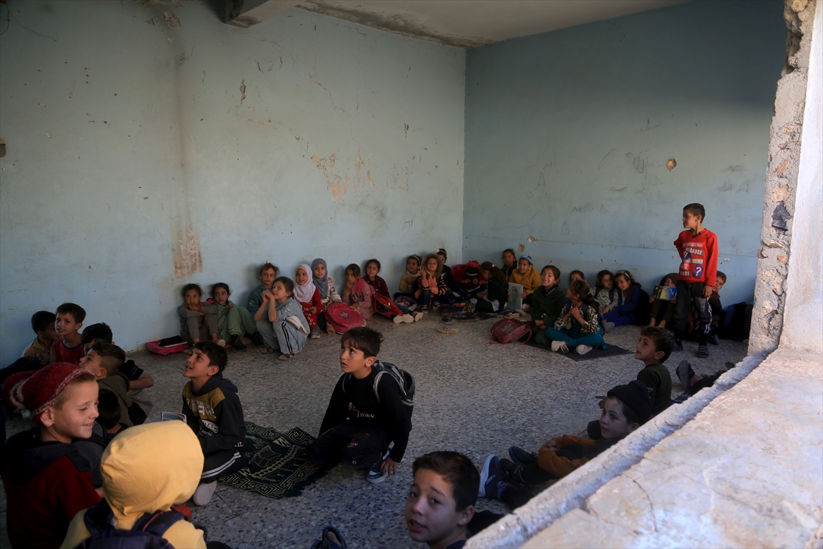 Suriye'nin İdlib ilinde öğrenciler soğuk sınıflarda yere oturarak eğitim görüyor