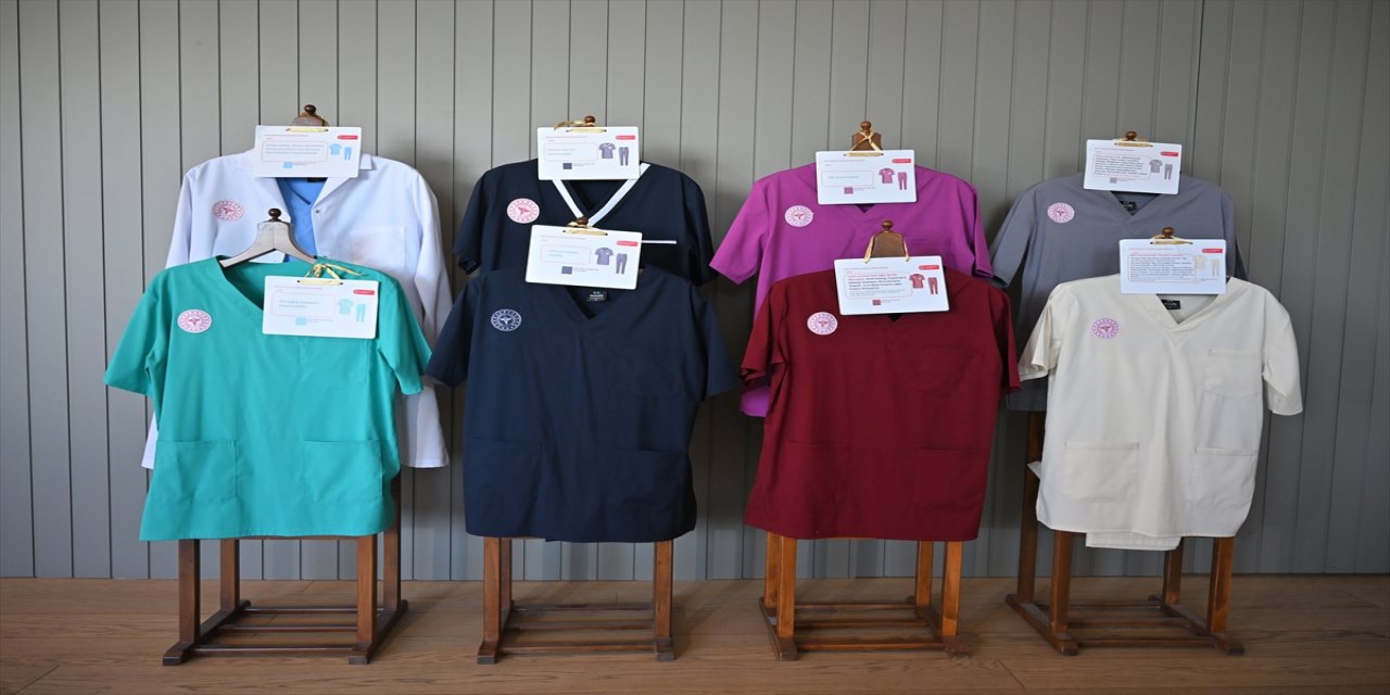 Sağlık Bakanlığı, hemşire ve ebeler için yeni kıyafet standartlarını belirledi; ücretsiz dağıtım 1 Ocak’ta başlayacak