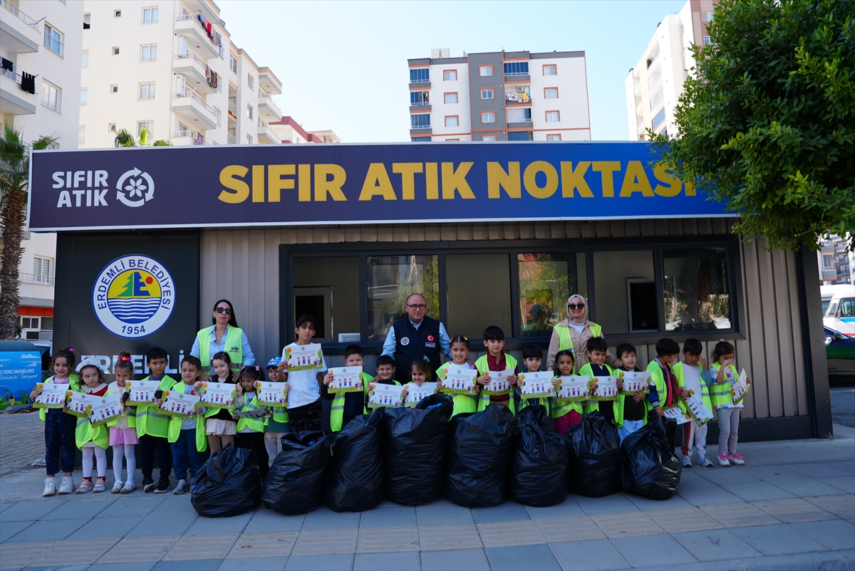 Mersin'de "Doğa Müfettişleri" projesi kapsamında öğrenciler çöp topladı