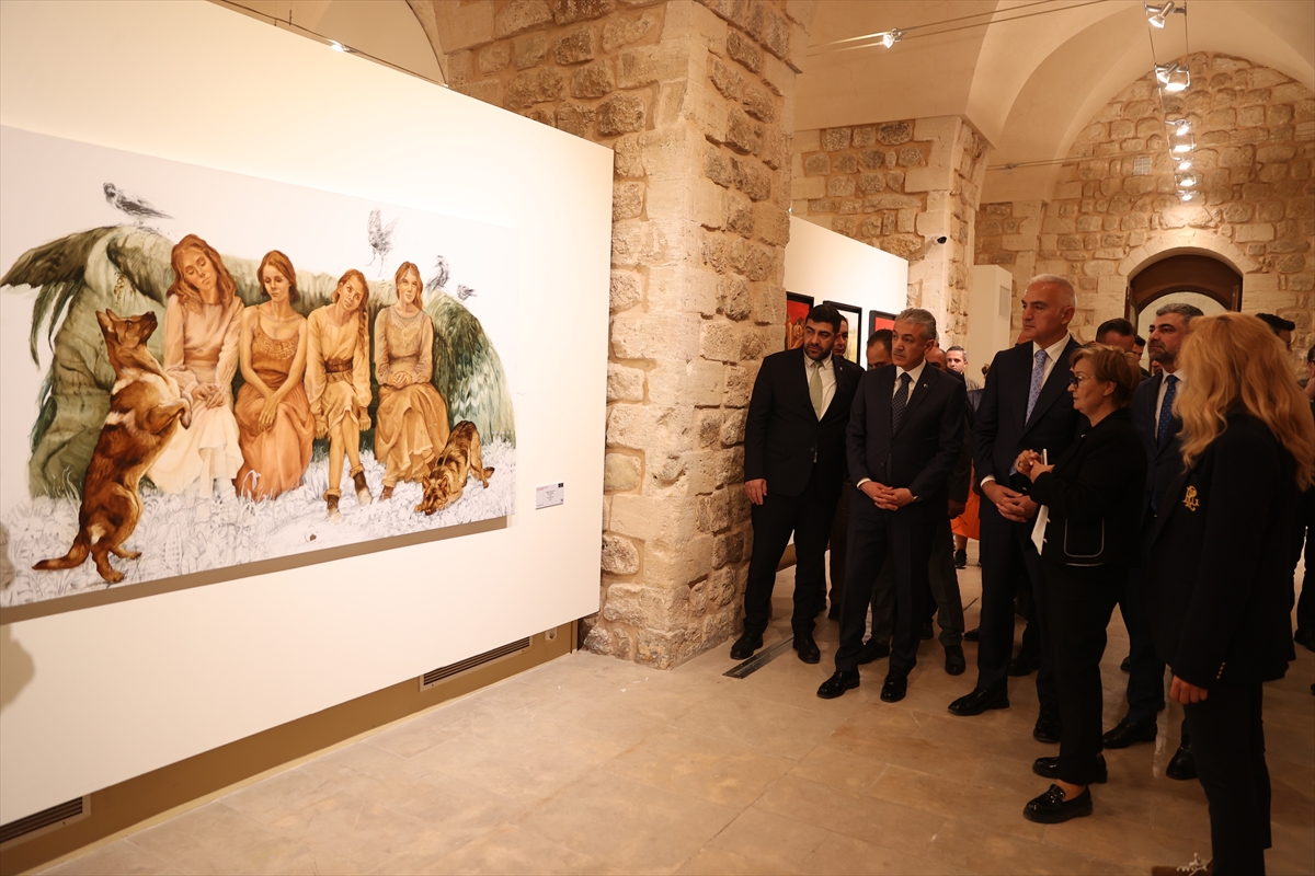 Bakan Ersoy, Mardin Kültür Yolu Festivali kapsamında açılan sergileri gezdi