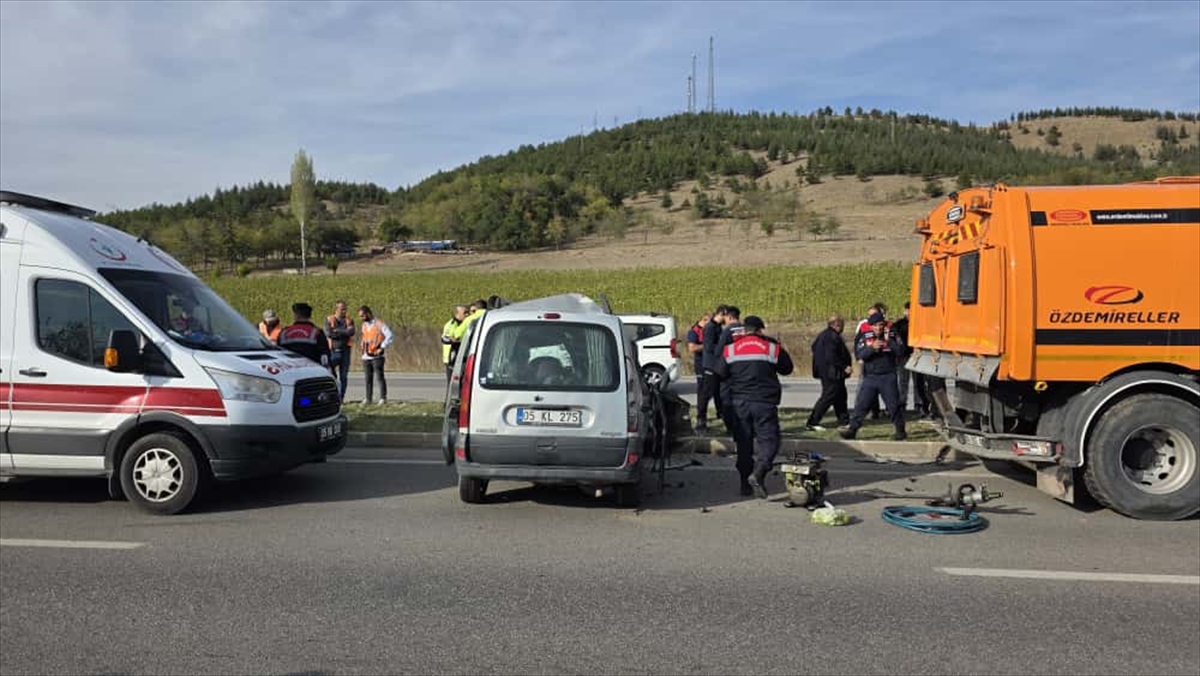 Amasya'da kamyonla çarpışan hafif ticari araçtaki 4 kişi öldü