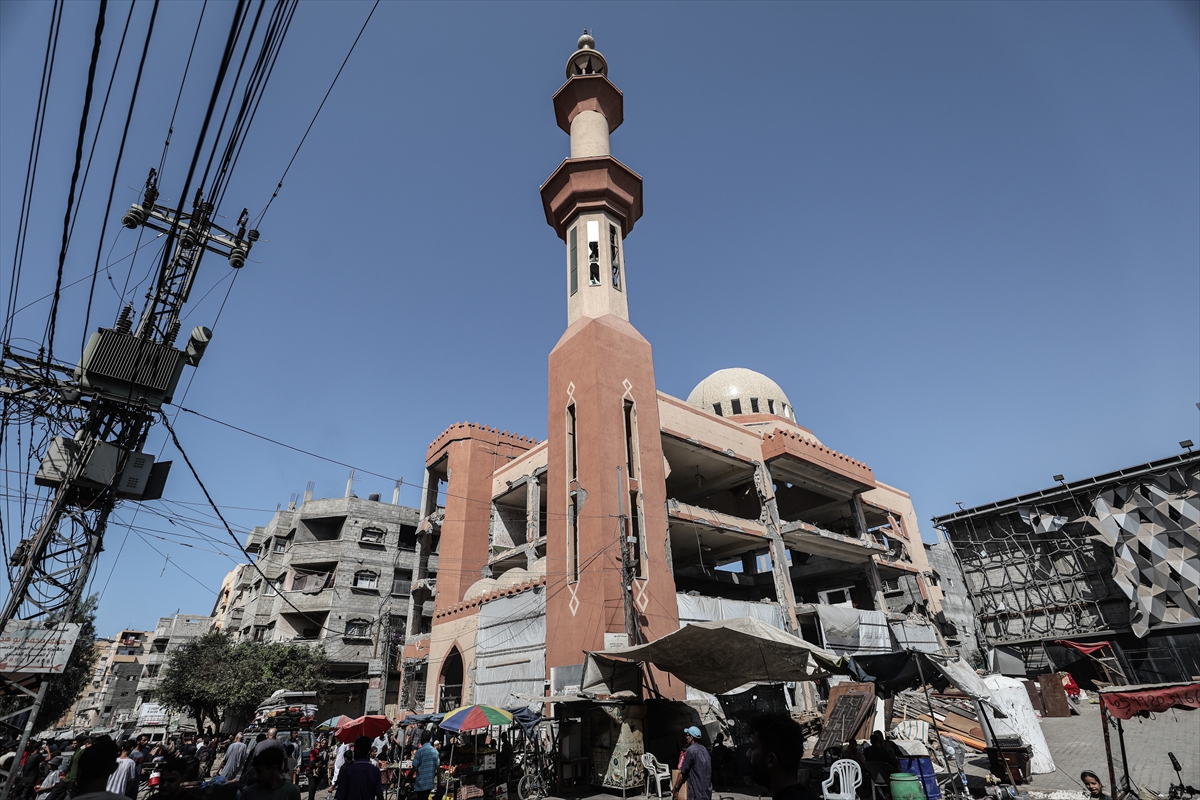 İsrail'in Gazze'de yıktığı camilerin enkazında aylar sonra cuma namazı kılındı