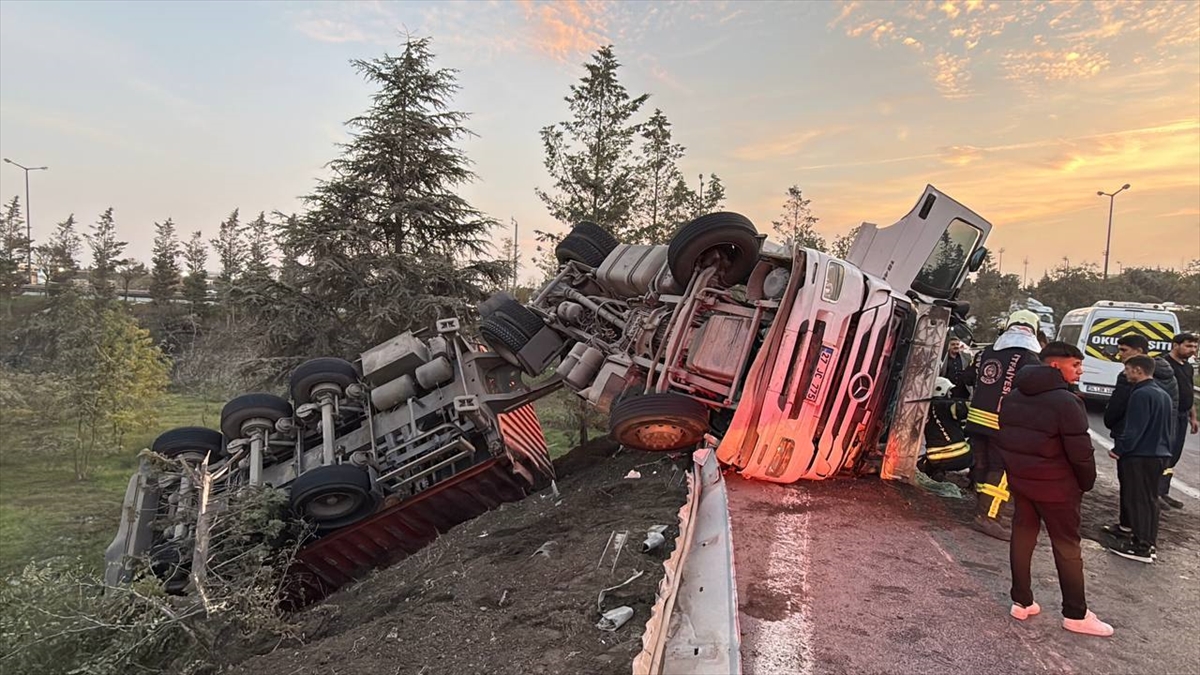Anadolu Otoyolu'nun bağlantı yolunda devrilen tırın sürücüsü yaralandı