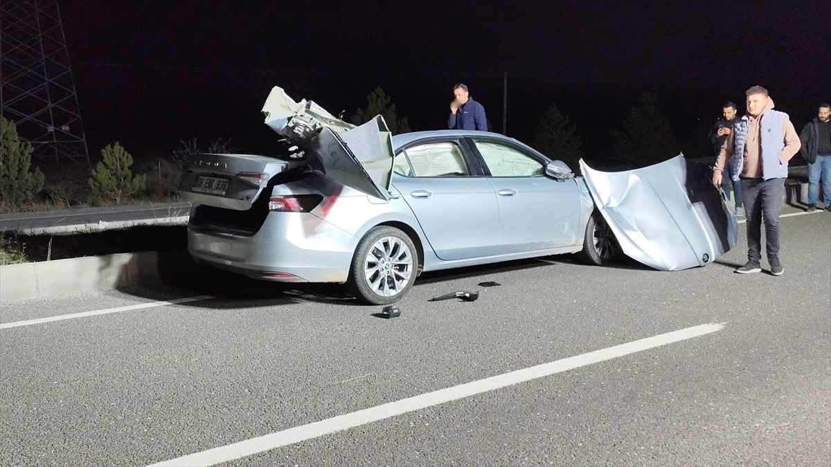 Kütahya'da kamyonla çarpışan otomobilin sürücüsü öldü