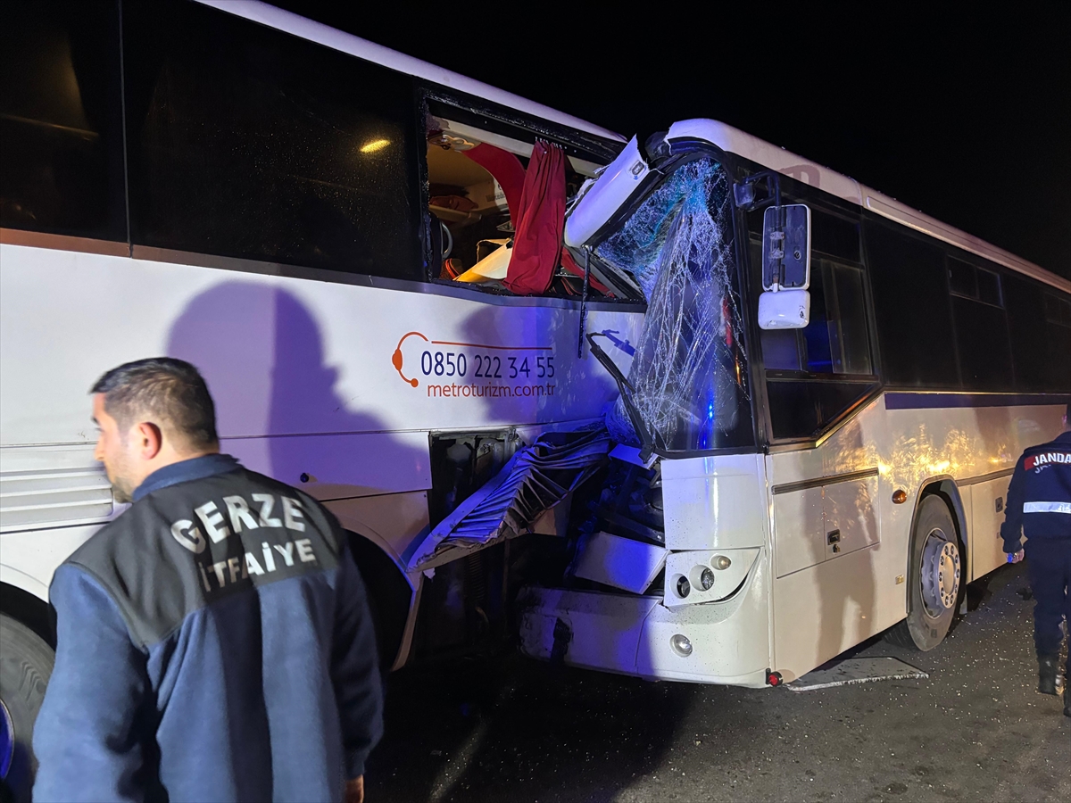 Sinop'ta iki otobüsün çarpıştığı kazada 12 kişi yaralandı