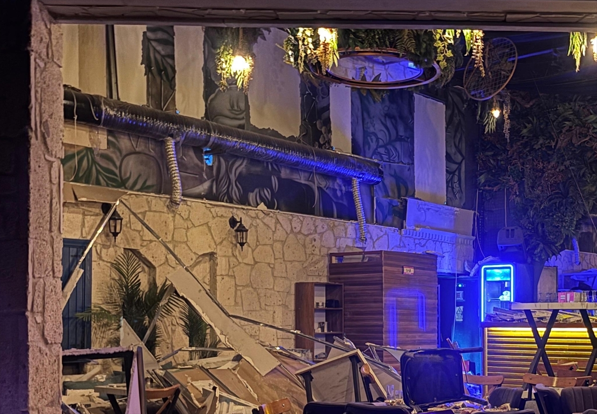 İzmir'de bir eğlence merkezinde dekor duvarının çökmesi sonucu 6 kişi yaralandı