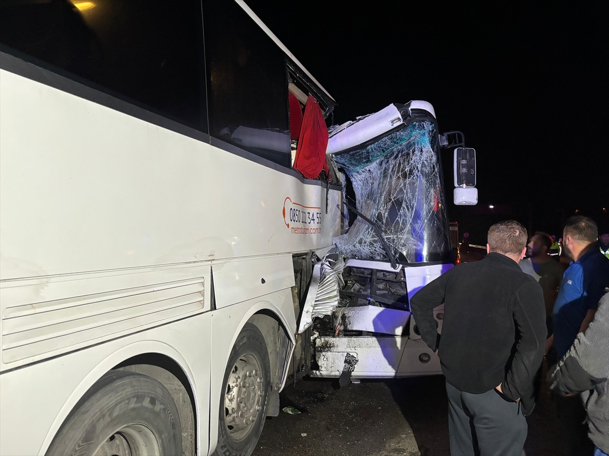 Sinop'ta iki otobüsün çarpıştığı kazada 13 kişi yaralandı