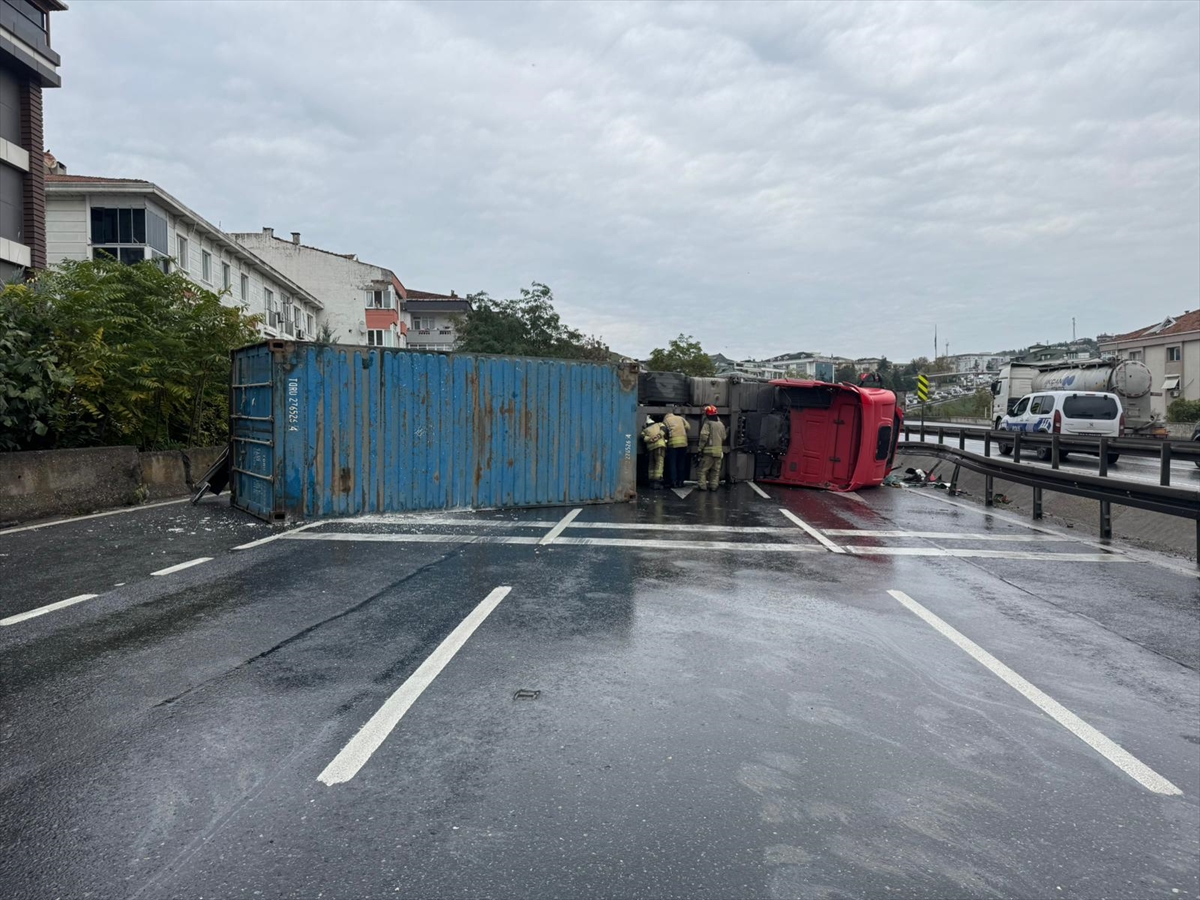 Büyükçekmece'de devrilen tır nedeniyle D-100 kara yolu Edirne istikameti trafiğe kapatıldı