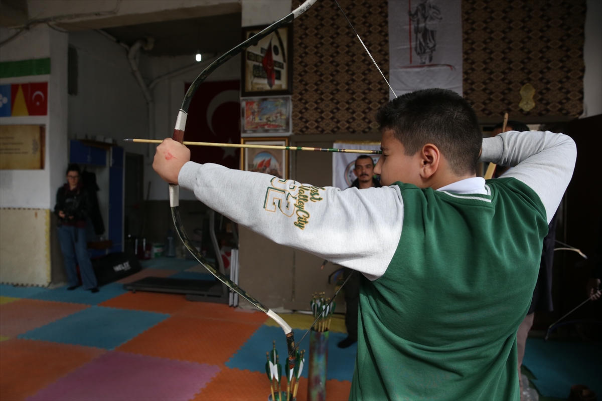 Geleneksel Türk okçuluğunu yaşatmak için yeni sporcular yetiştiriyor